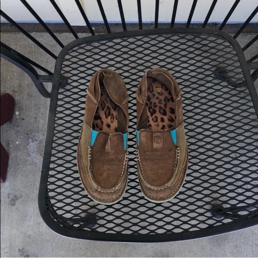 Women’s 7.5 Ariat Cruisers